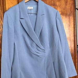 Tahari by Arthur S. Levine Women’s suit Baby Blue Size 22